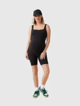 Ingrid og Isabel – kort aktiv jumpsuit for mammaklær