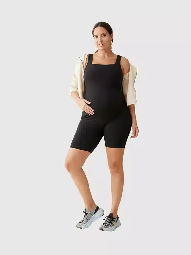 Ingrid og Isabel – kort aktiv jumpsuit for mammaklær