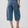 Jeans med høy midje og belte i «barrel culotte»-modell