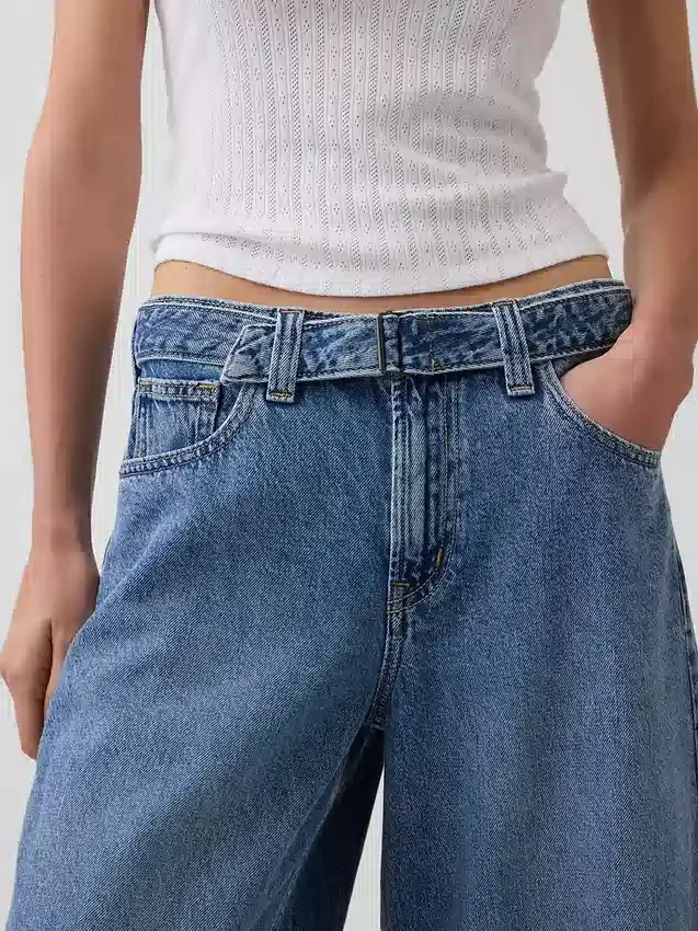 Jeans med høy midje og belte i «barrel culotte»-modell