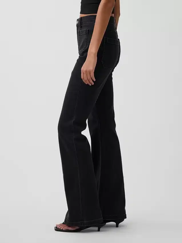 Jeans med høy midje og utvidet ben i 70-tallsstil