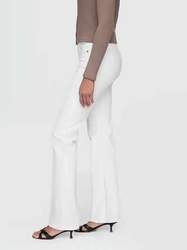 Jeans med høy midje og utvidet ben i 70-tallsstil