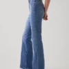 Jeans med høy midje og utvidet ben i 70-tallsstil