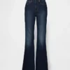 Jeans med høy midje og utvidet ben i 70-tallsstil