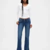Jeans med lav midje, lang og slank passform og søm i splittet kant
