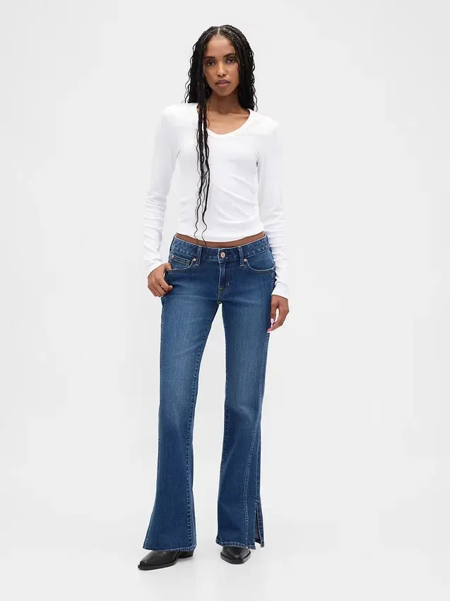 Jeans med lav midje, lang og slank passform og søm i splittet kant