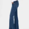 Jeans med lav midje, lang og slank passform og søm i splittet kant