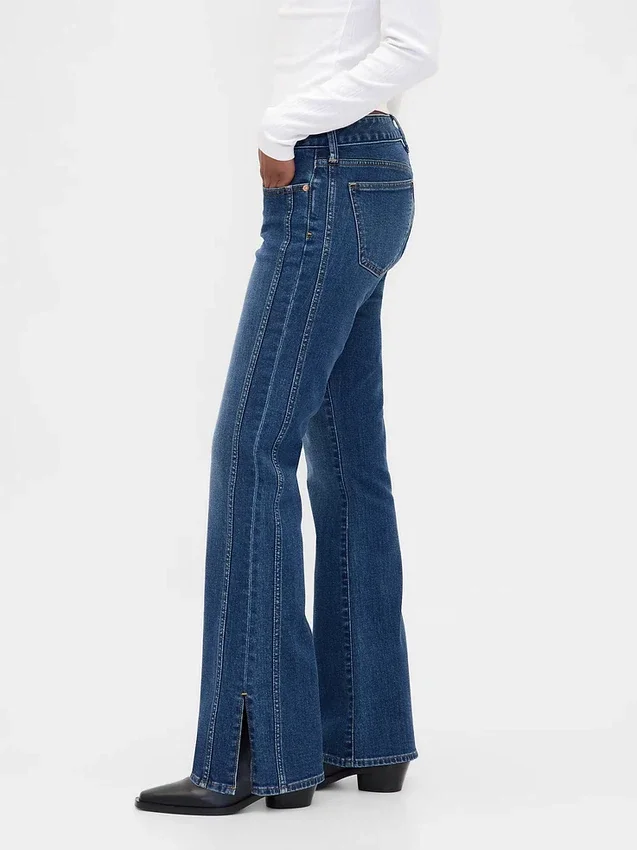 Jeans med lav midje, lang og slank passform og søm i splittet kant