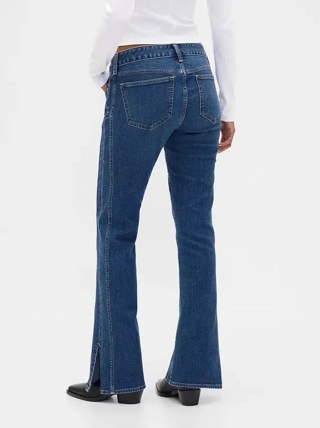 Jeans med lav midje, lang og slank passform og søm i splittet kant