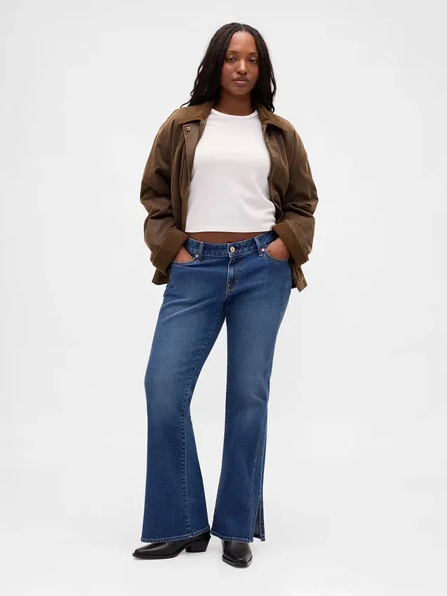Jeans med lav midje, lang og slank passform og søm i splittet kant