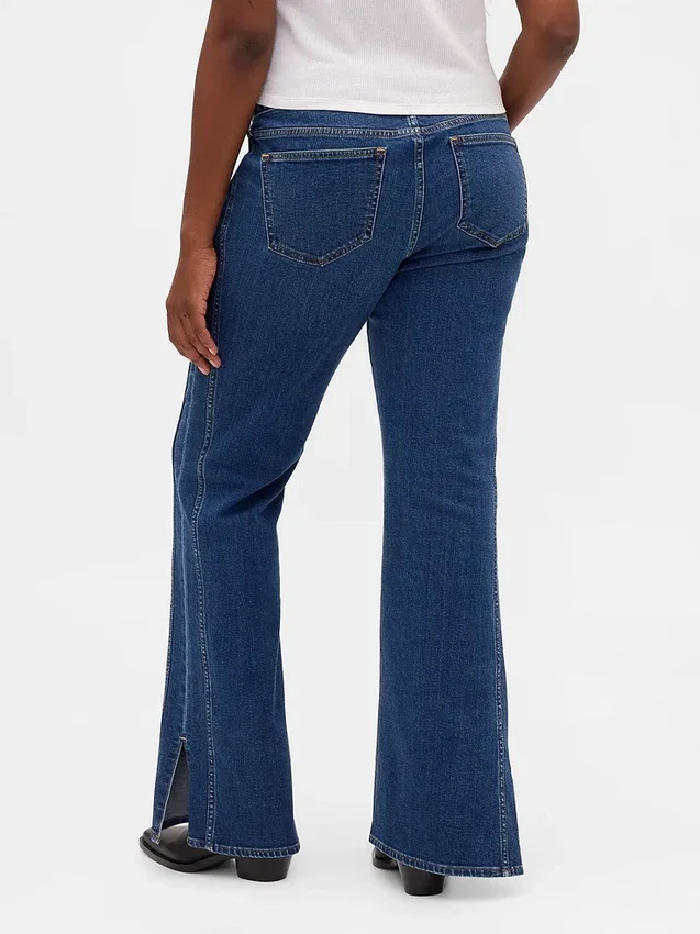 Jeans med lav midje, lang og slank passform og søm i splittet kant