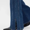 Jeans med lav midje, lang og slank passform og søm i splittet kant