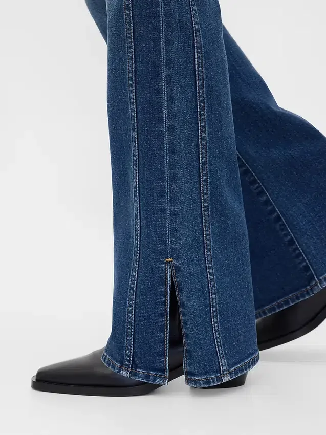 Jeans med lav midje, lang og slank passform og søm i splittet kant