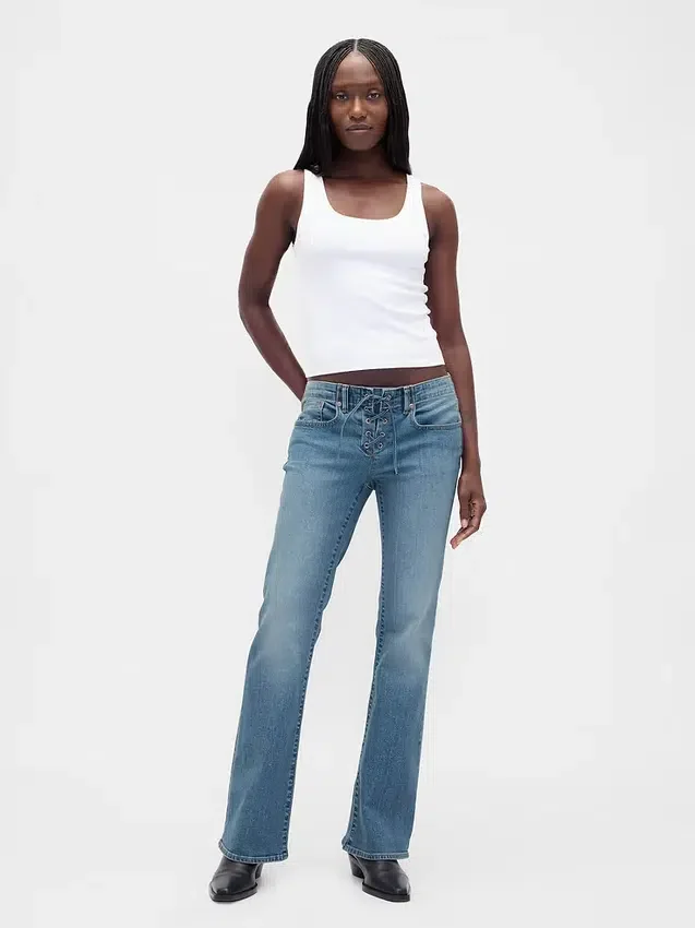 Jeans med lav midje, lang og slank passform og snøring
