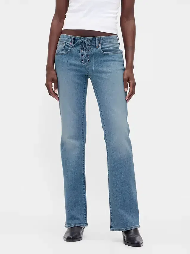 Jeans med lav midje, lang og slank passform og snøring