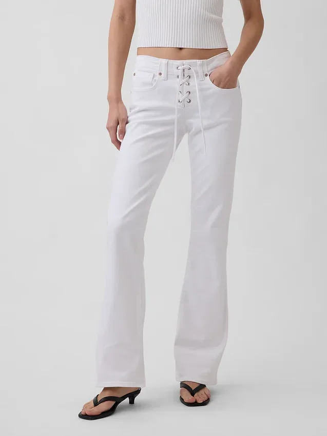Jeans med lav midje, lang og slank passform og snøring