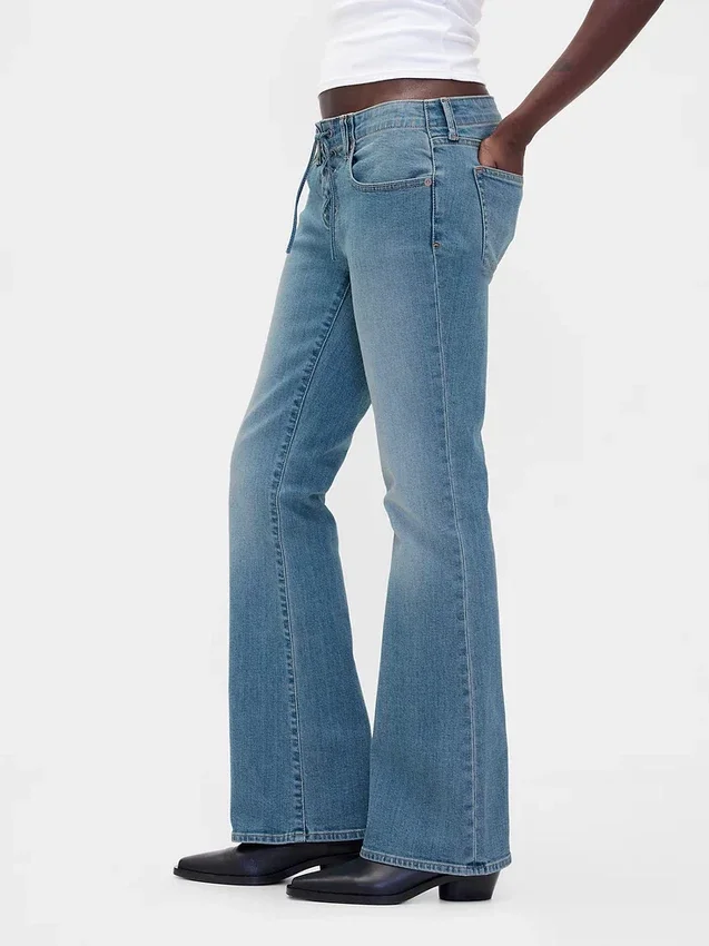 Jeans med lav midje, lang og slank passform og snøring