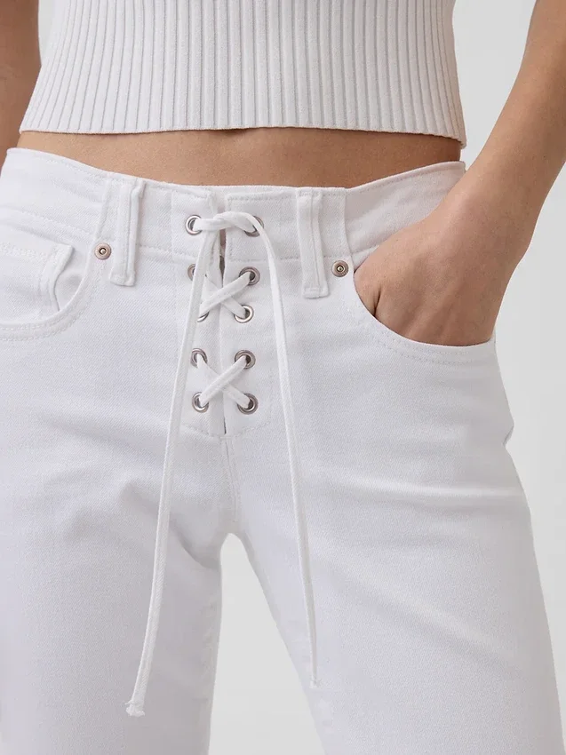 Jeans med lav midje, lang og slank passform og snøring