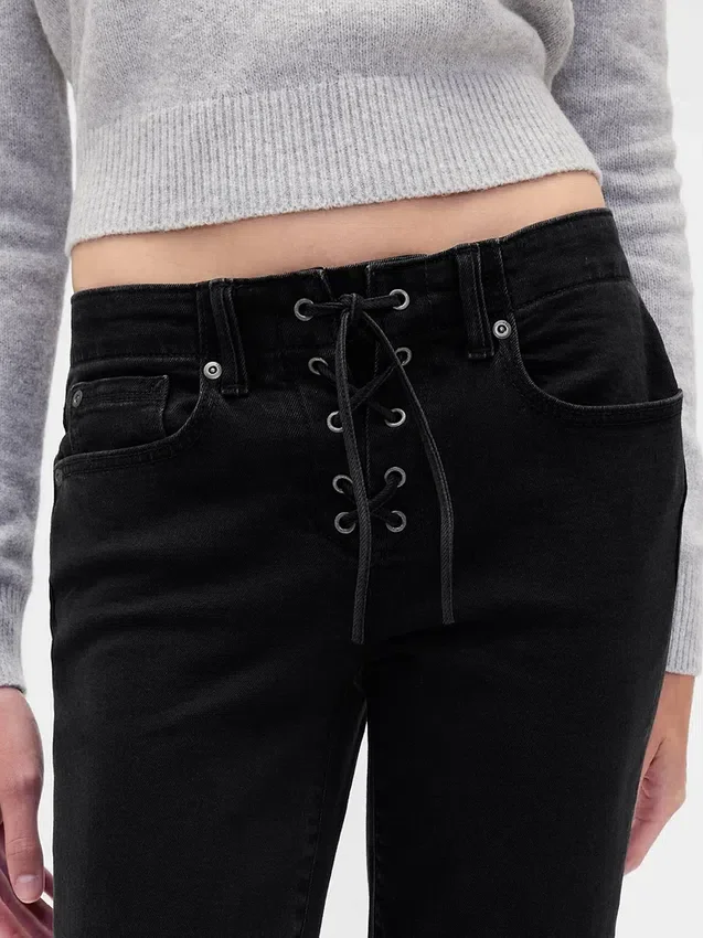 Jeans med lav midje, lang og slank passform og snøring