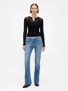 Jeans med lav midje, lang og slank passform og splitt i kanten