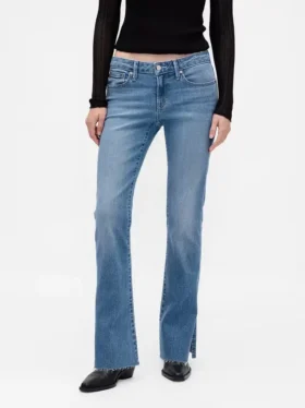 Jeans med lav midje, lang og slank passform og splitt i kanten