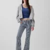 Jeans med lav midje, lang og slank passform og striper