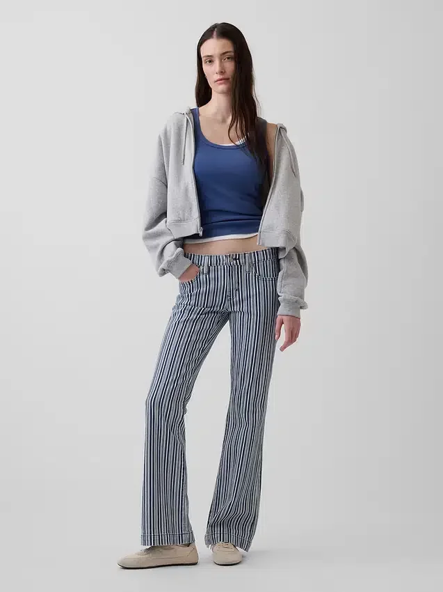 Jeans med lav midje, lang og slank passform og striper