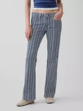 Jeans med lav midje, lang og slank passform og striper
