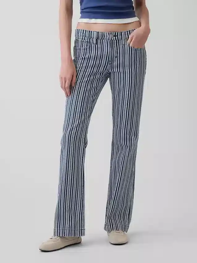 Jeans med lav midje, lang og slank passform og striper