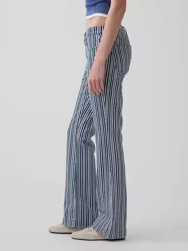Jeans med lav midje, lang og slank passform og striper