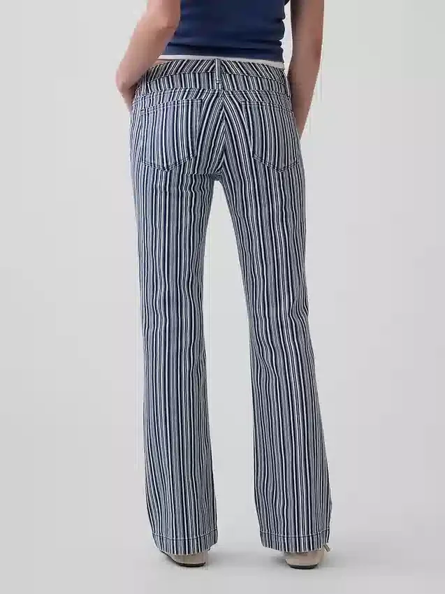 Jeans med lav midje, lang og slank passform og striper