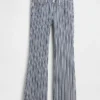 Jeans med lav midje, lang og slank passform og striper