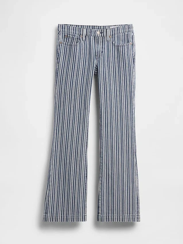 Jeans med lav midje, lang og slank passform og striper