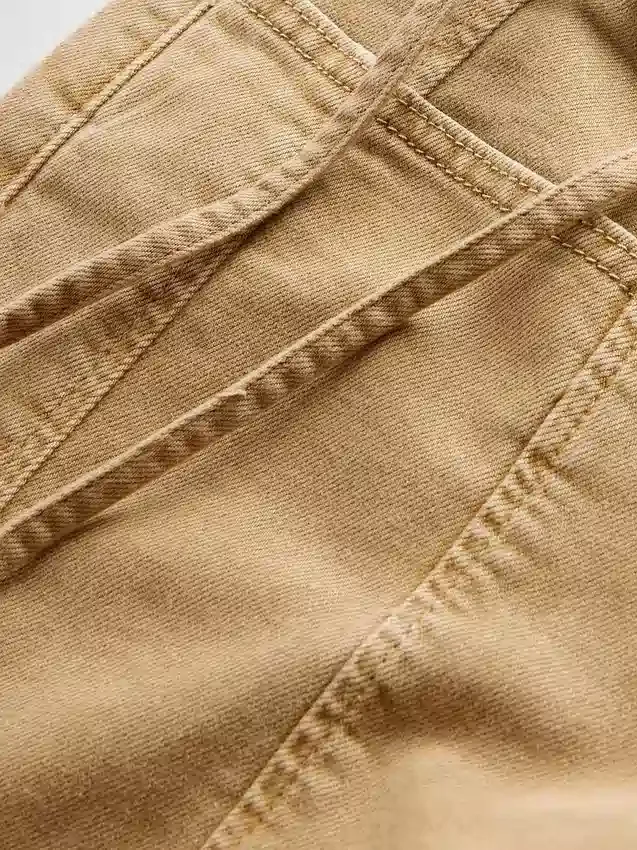 Jeans med lav midje, løs passform og mikrobelte i 90-tallsstil