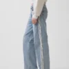 Jeans med lav midje, løs passform og sidestriper i 90-tallsstil