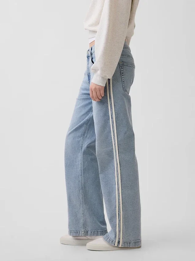 Jeans med lav midje, løs passform og sidestriper i 90-tallsstil