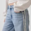 Jeans med lav midje, løs passform og sidestriper i 90-tallsstil