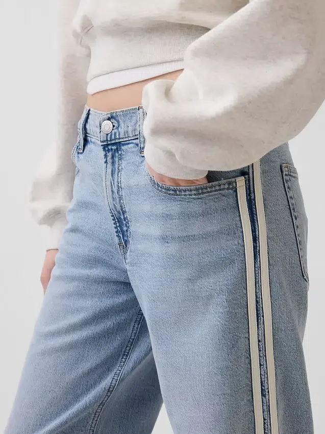 Jeans med lav midje, løs passform og sidestriper i 90-tallsstil