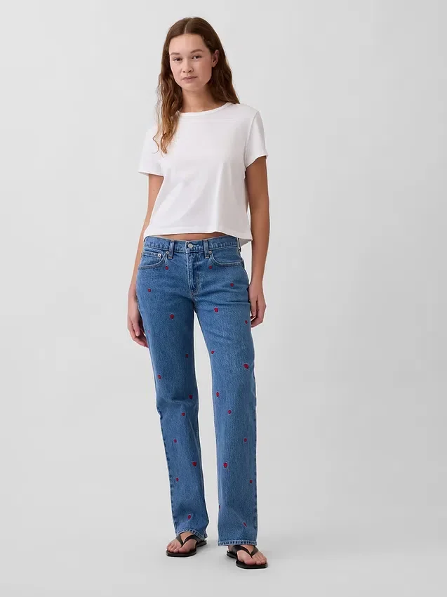 Jeans med middels høy midje, broderi og avslappet, rett passform