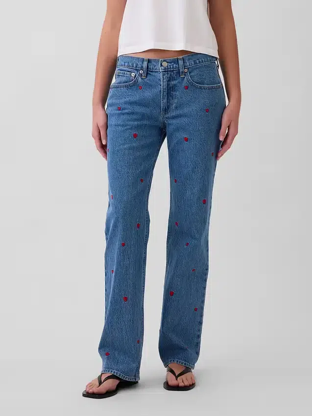 Jeans med middels høy midje, broderi og avslappet, rett passform