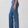 Jeans med middels høy midje, broderi og avslappet, rett passform