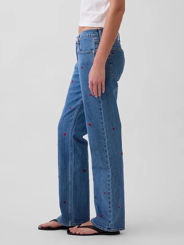 Jeans med middels høy midje, broderi og avslappet, rett passform