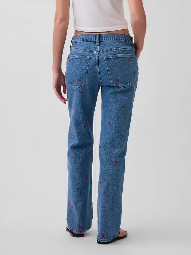 Jeans med middels høy midje, broderi og avslappet, rett passform