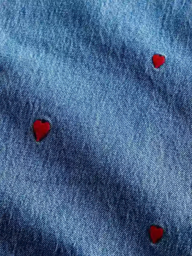 Jeans med middels høy midje, broderi og avslappet, rett passform