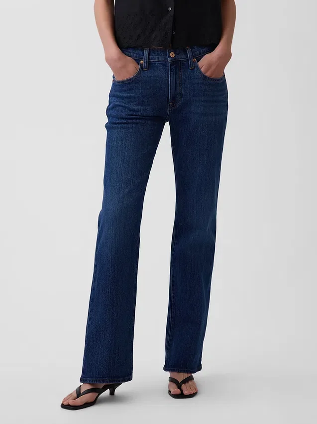 Jeans med middels høy midje og avslappet bootcut-passform