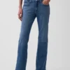 Jeans med middels høy midje og avslappet bootcut-passform
