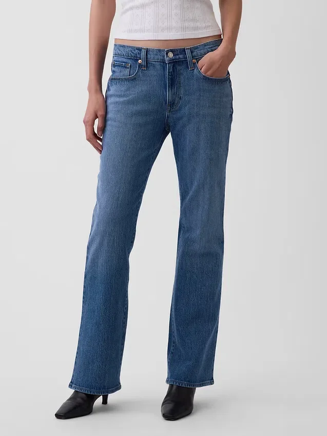 Jeans med middels høy midje og avslappet bootcut-passform
