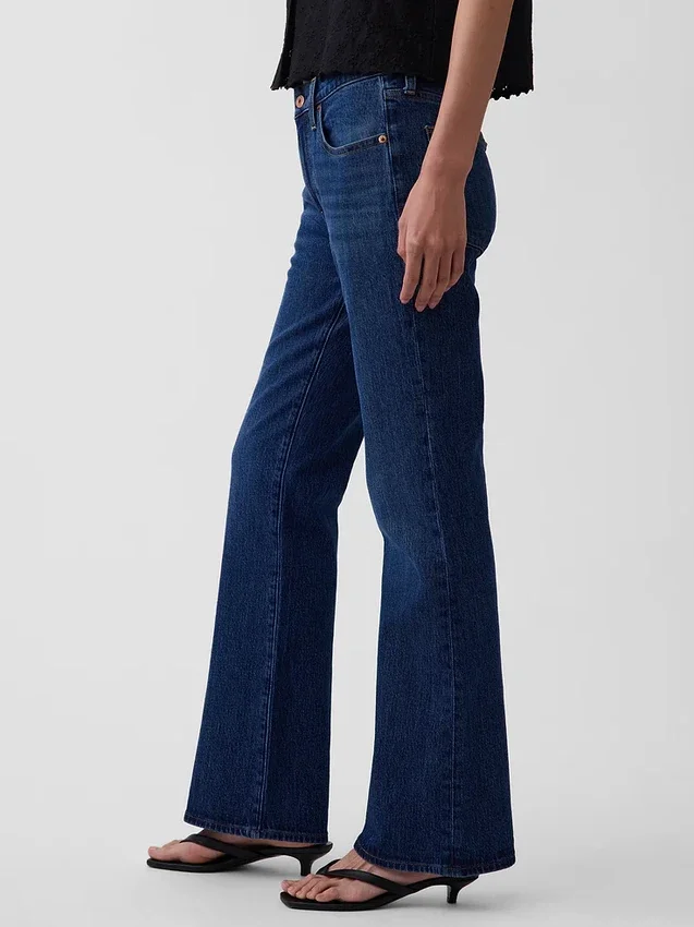 Jeans med middels høy midje og avslappet bootcut-passform