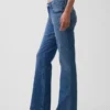Jeans med middels høy midje og avslappet bootcut-passform