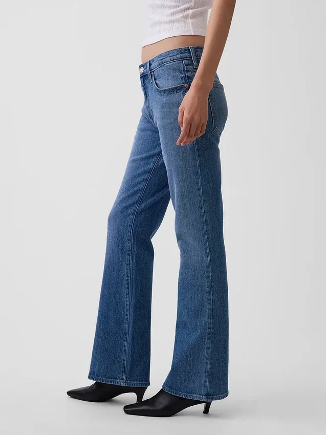 Jeans med middels høy midje og avslappet bootcut-passform